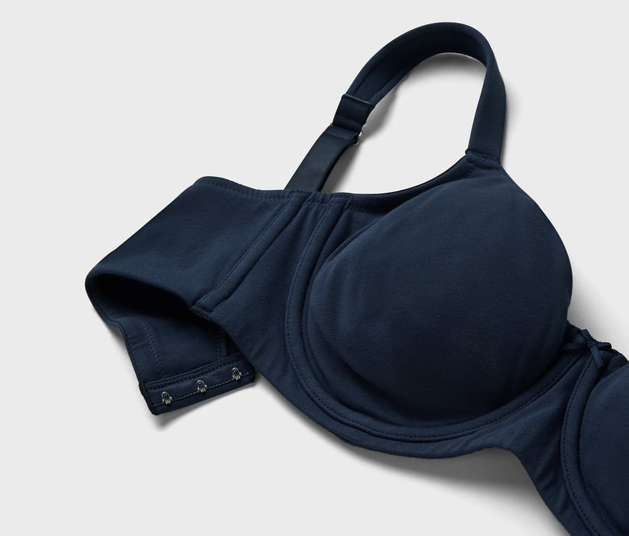 Gros plan d'un soutien-gorge bleu foncé.
