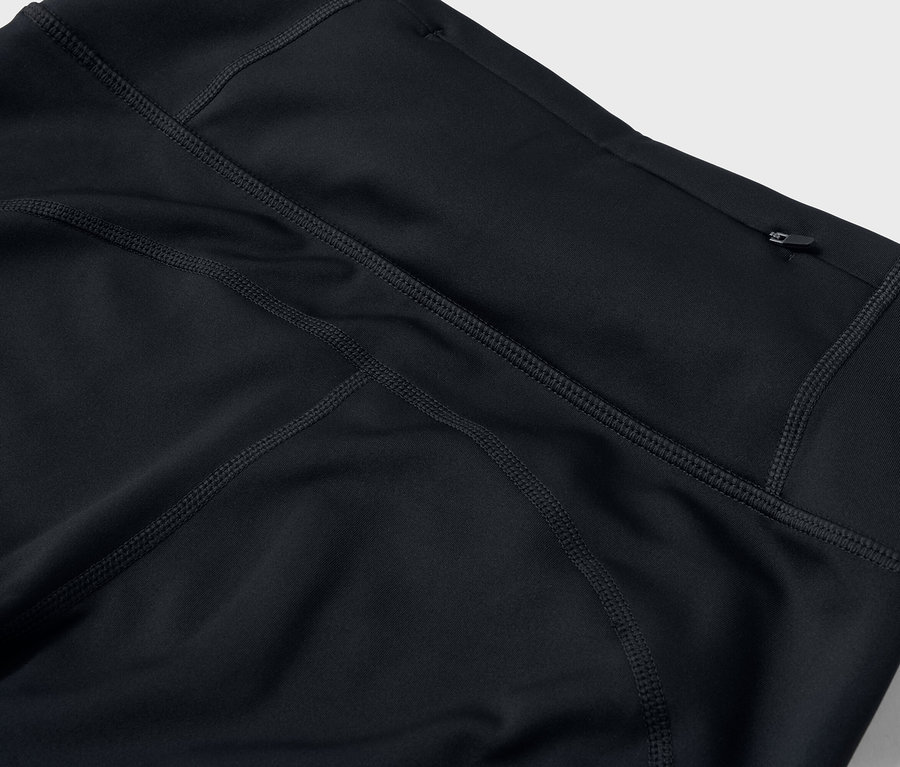 Détail de leggings noirs avec une poche à la taille.