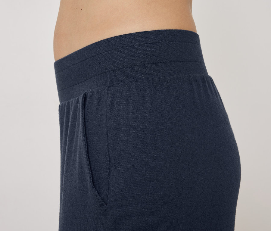 Gros plan sur un pantalon de jogging bleu marine pour femme avec une poche.