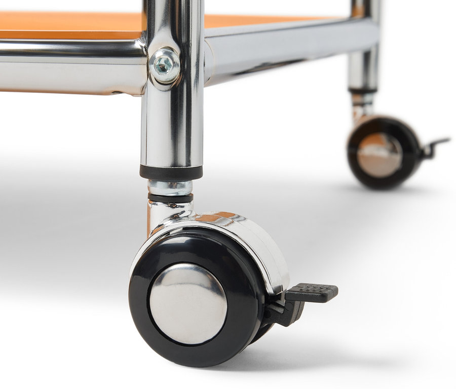 Gros plan sur une table d’appoint avec tiroir en métal « CN3 » avec roulettes.