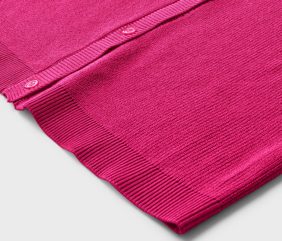 Détail d'un cardigan rose en maille fine avec lin.
