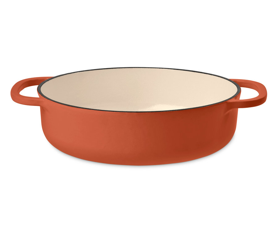 Casserole orange en fonte avec des poignées sur les côtés.