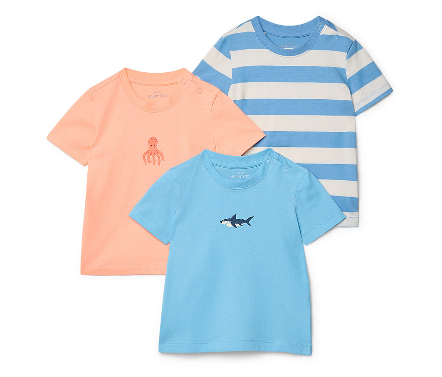 Trois t-shirts sont posés les uns sur les autres : un orange avec une pieuvre, un rayé bleu et un bleu clair avec un requin.