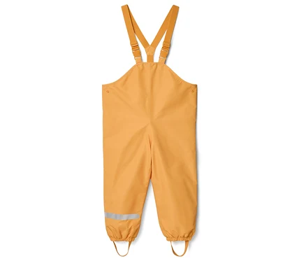 Un pantalon de pluie jaune à bretelles avec une bande réfléchissante et des boucles de pied est posé sur un fond blanc.