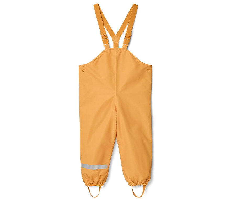 Un pantalon de pluie jaune à bretelles avec une bande réfléchissante et des boucles de pied est posé sur un fond blanc.