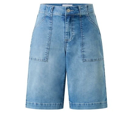 Short en jean bleu clair avec poches plaquées et fermeture boutonnée.