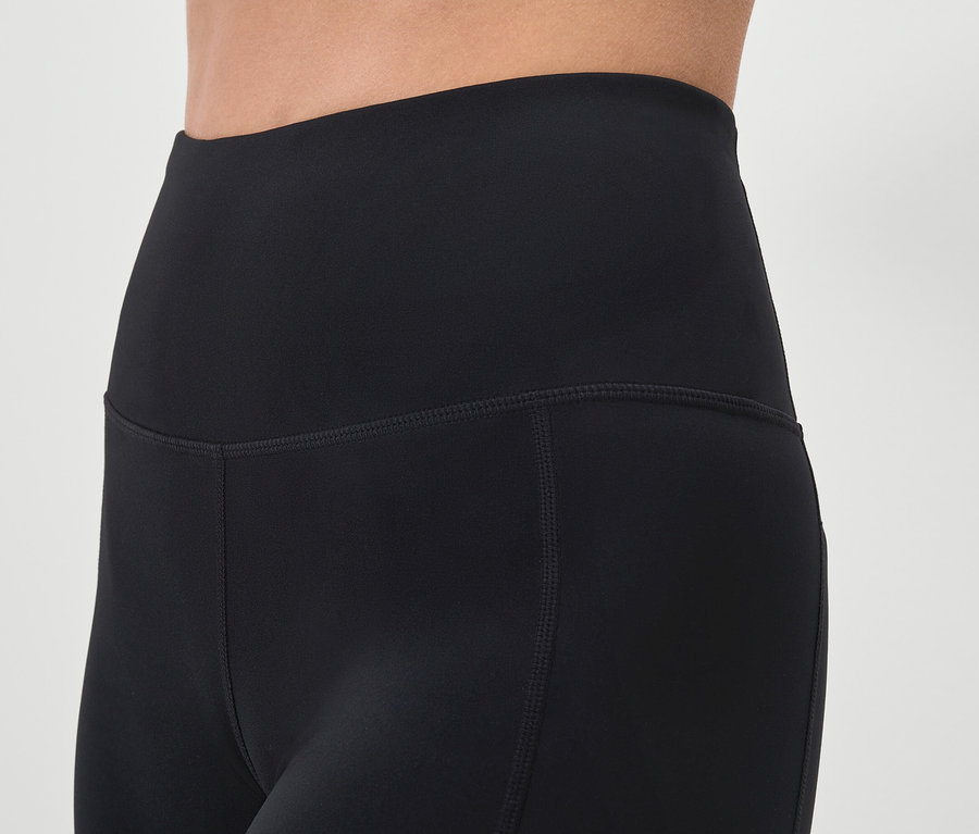 Gros plan sur un legging noir sur une personne.