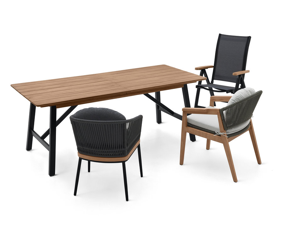 Table à manger en bois avec pieds en métal noir et trois chaises avec coussins gris.