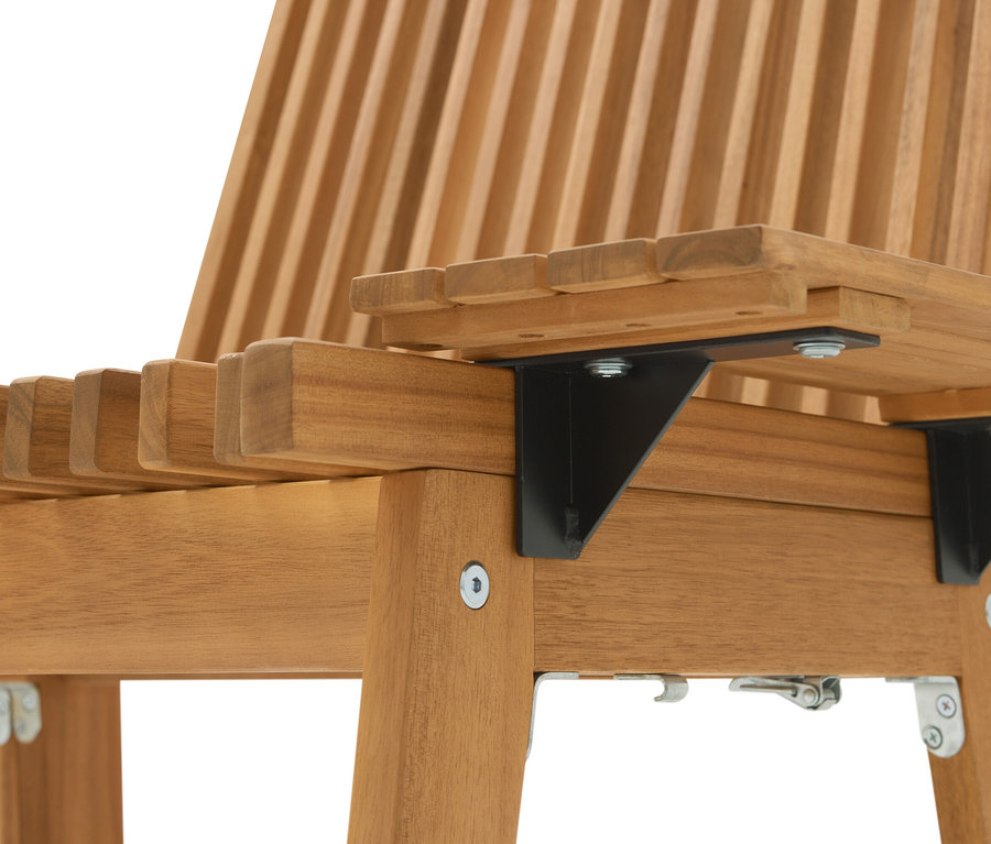 Gros plan d'une chaise de jardin en bois clair avec des raccords en métal noir.