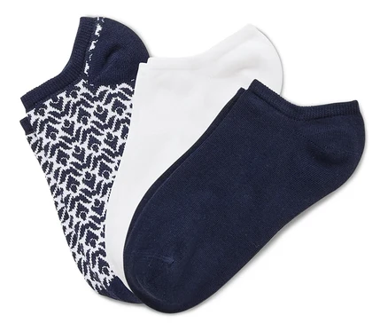 Trois chaussettes sont superposées : une chaussette bleu marine à motifs, une chaussette blanche et une chaussette bleu marine.