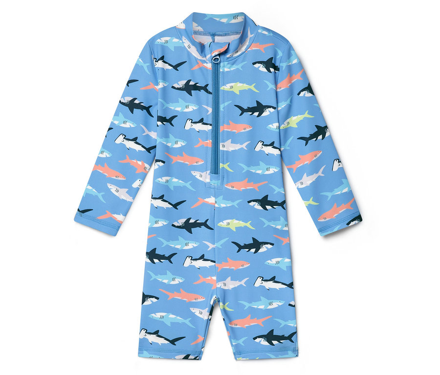 Combinaison de bain bébé bleu clair à manches longues et jambes courtes, avec un motif de requins colorés et une fermeture éclair à l'avant. La combinaison offre un indice de protection UV 50+.