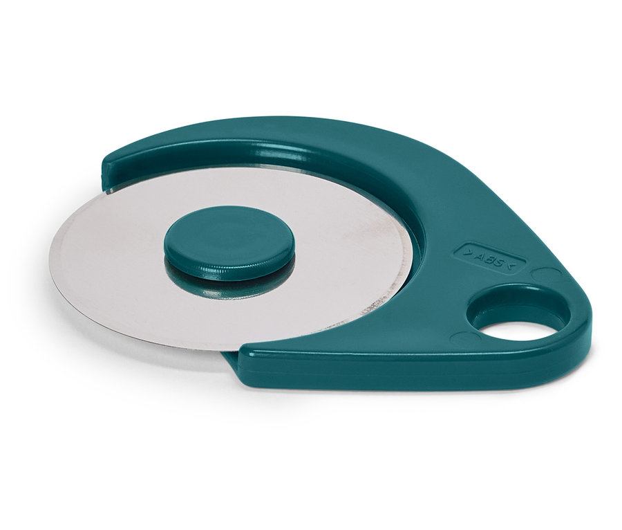 Gros plan d'un coupe-pizza avec une poignée turquoise et une lame ronde.