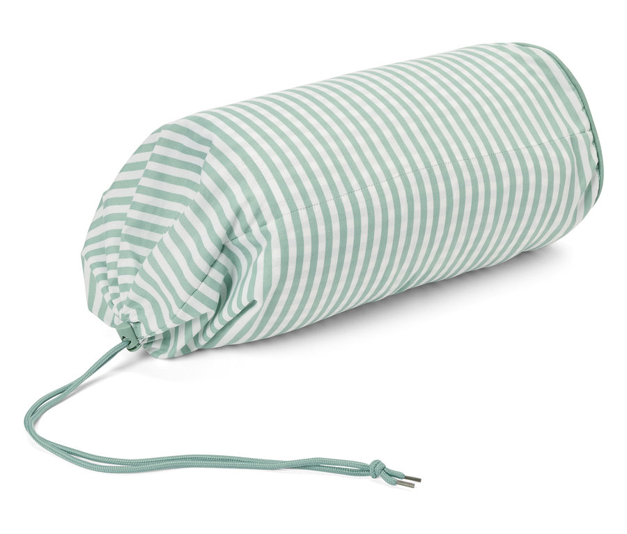 Un coussin allongé à rayures vertes et blanches est posé sur un fond blanc.
