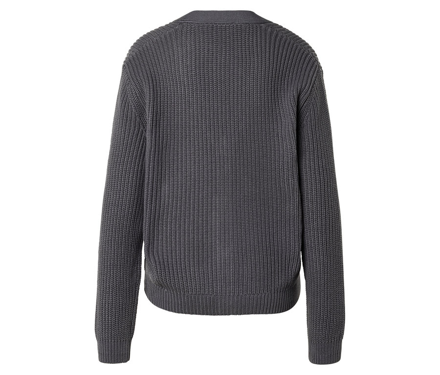 Vue arrière d'un cardigan en tricot gris sur fond blanc.
