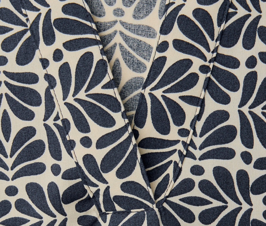 Gros plan sur la blouse en maille Street One avec motif de feuilles bleues et col en V.