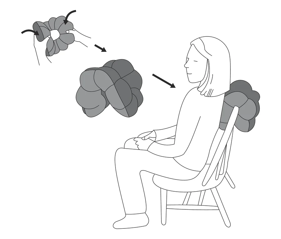 Illustration : Une personne place un coussin de relaxation multifonction sur une chaise. Des flèches indiquent les étapes.