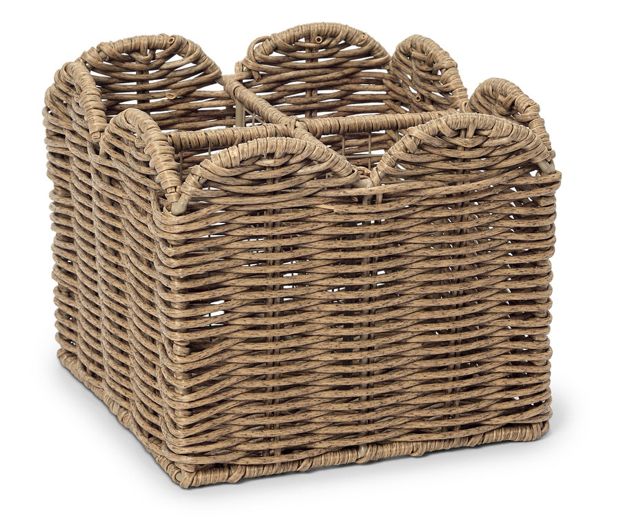 Un panier carré tressé avec quatre compartiments sur un fond blanc.