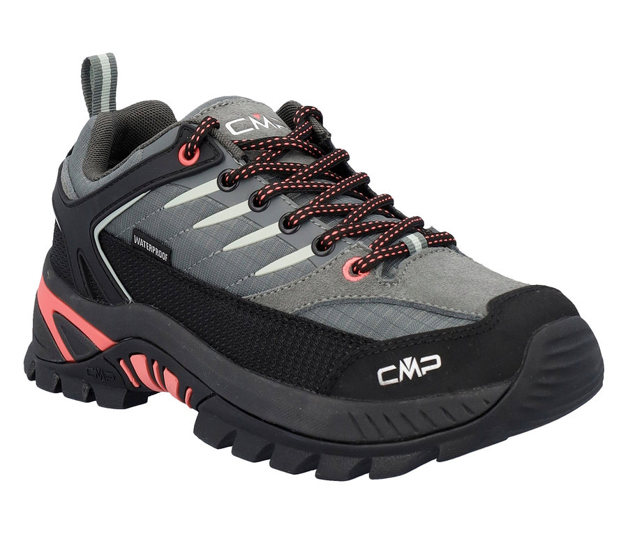 Gros plan d'une seule chaussure de trekking CMP en gris, noir et corail.