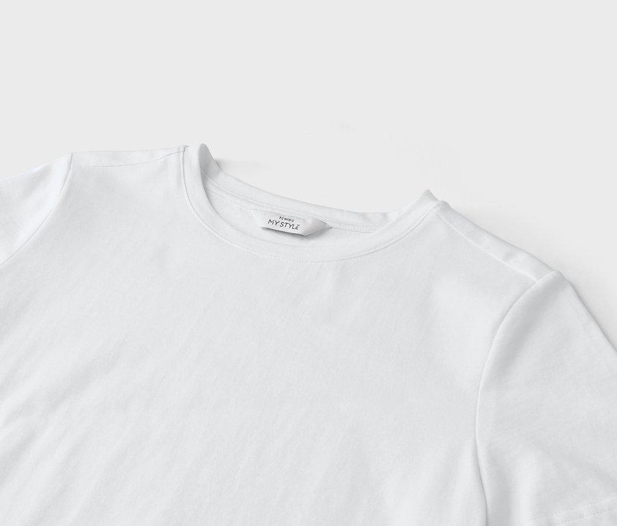 Gros plan d'un t-shirt blanc avec une étiquette indiquant "Tchibo My Style".