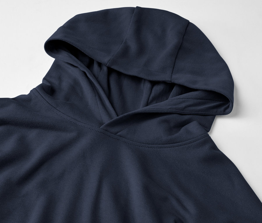Gros plan d'un sweat-shirt à capuche bleu marine sur fond blanc.