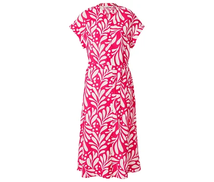 Une robe chemise rose avec un motif de feuilles blanches et une ceinture assortie.