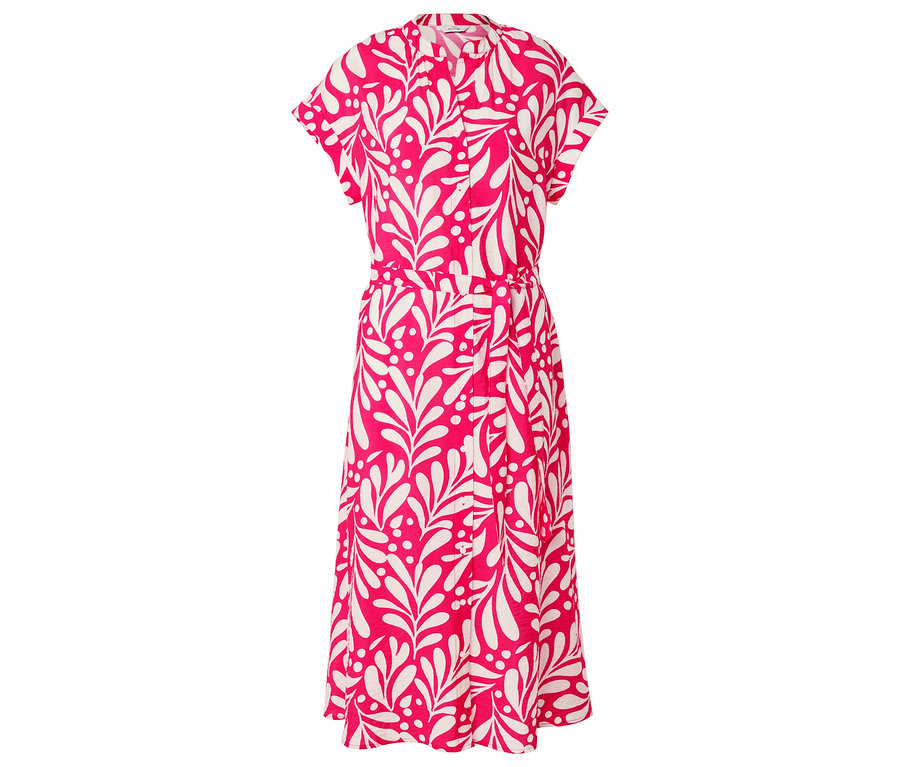 Une robe chemise rose avec un motif de feuilles blanches et une ceinture assortie.