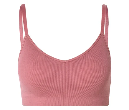 Gros plan d'une brassière rose côtelée avec un décolleté en V et des bretelles sur fond blanc.