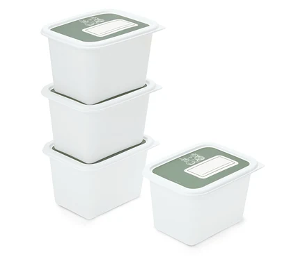 Trois récipients de stockage carrés blancs avec couvercles verts sont empilés, un autre est à côté.