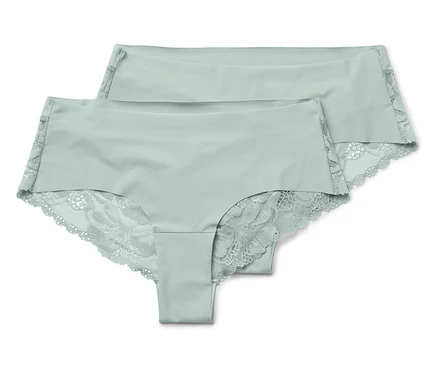 Deux culottes bleu clair avec des détails en dentelle sont posées l'une sur l'autre.