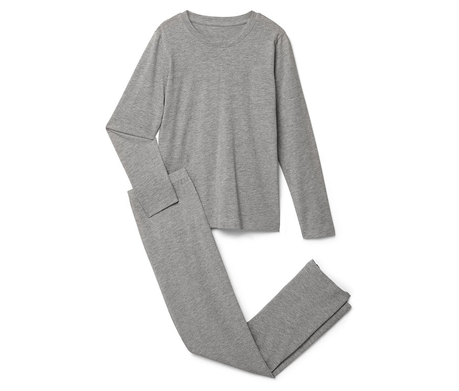 Un ensemble de pyjama gris composé d'un haut à manches longues et d'un pantalon posé sur un fond blanc.