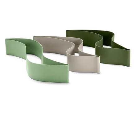 Trois bandes textiles ondulées en vert, beige et vert olive reposent sur un fond blanc.