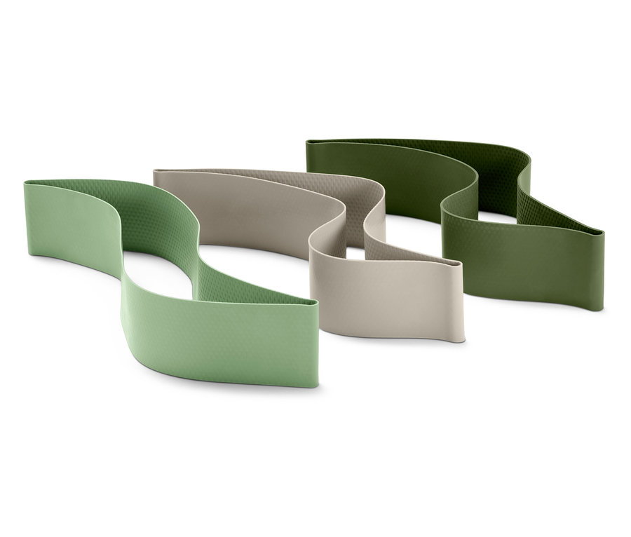 Trois bandes textiles ondulées en vert, beige et vert olive reposent sur un fond blanc.