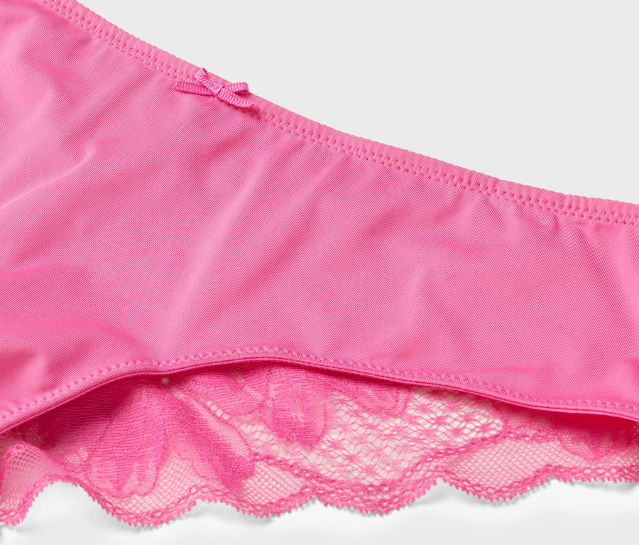 Gros plan d'une culotte rose avec un nœud et de la dentelle.