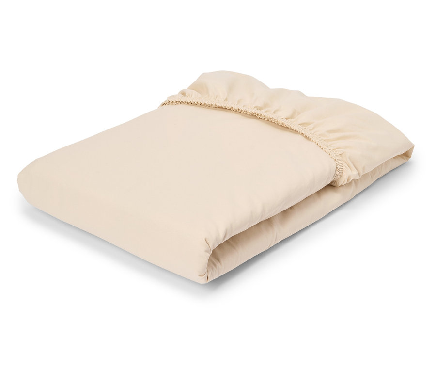 Drap-housse beige clair plié sur fond blanc.