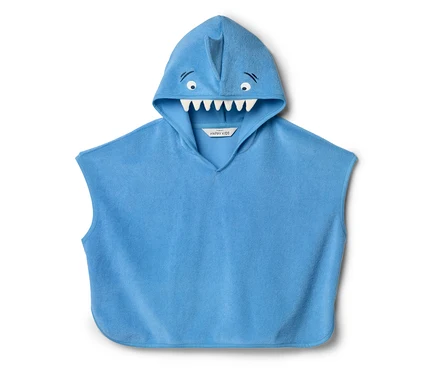 Poncho bleu pour enfant avec capuche de requin posé sur un fond blanc.