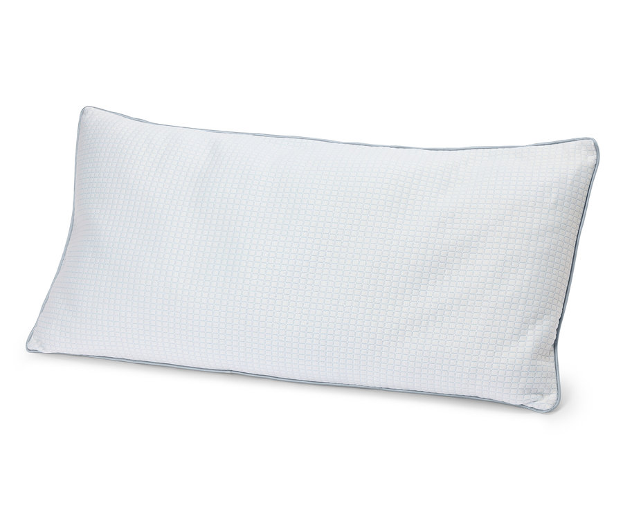 Un oreiller blanc unique avec un bord bleu-gris est posé sur un fond blanc.