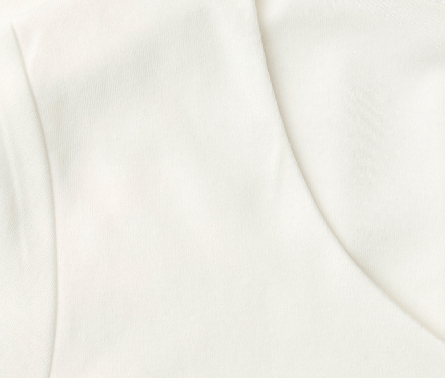 Gros plan sur une chemise à manches courtes Street One blanche.