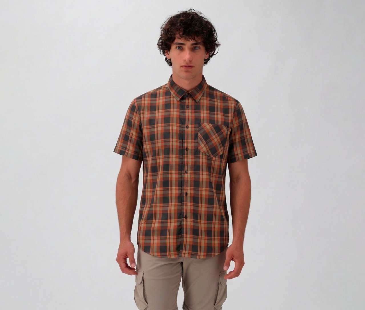 Un homme porte une chemise à manches courtes CMP pour homme à carreaux marron et gris et un pantalon cargo beige sur fond blanc.