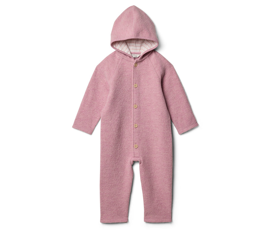 Une combinaison rose pour bébé avec une capuche et des boutons est posée sur un fond blanc.