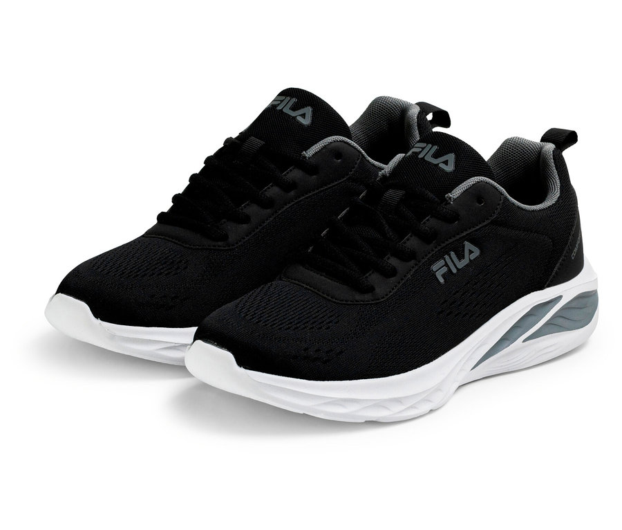 Deux sneakers FILA Specctris pour homme noirs avec semelle blanche sur fond blanc.