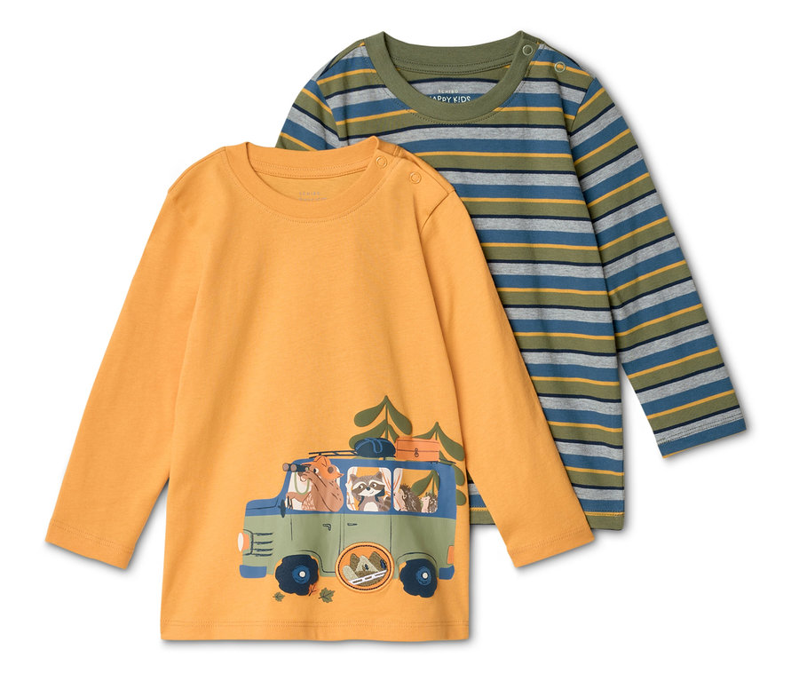 Un t-shirt orange avec un imprimé de bus et un t-shirt rayé sont posés l'un sur l'autre.