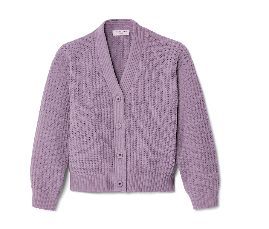 Cardigan en tricot violet avec col en V et fermeture boutonnée.
