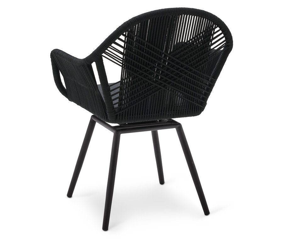 Gros plan d'une chaise noire avec une assise en corde et quatre pieds.