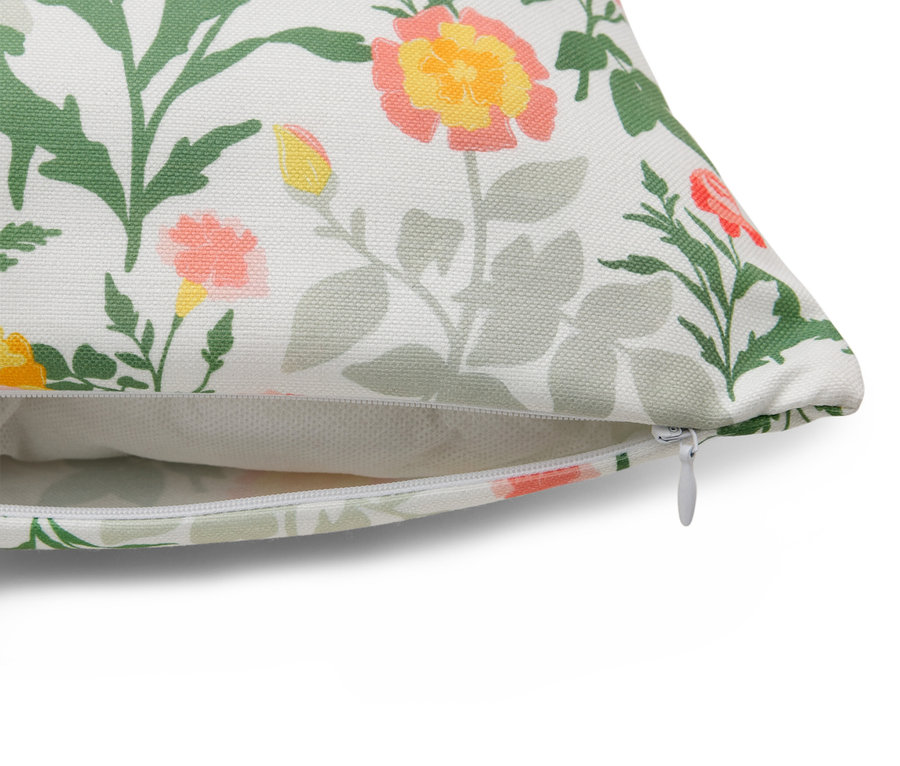 Gros plan d'une taie d'oreiller avec fermeture éclair et motif floral.