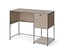Bureau beige avec cadre chromé, espace de travail ouvert à gauche, armoire fermée et étagère ouverte en dessous à droite.