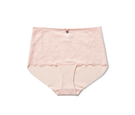Culotte rose pâle avec de la dentelle florale sur le dessus.
