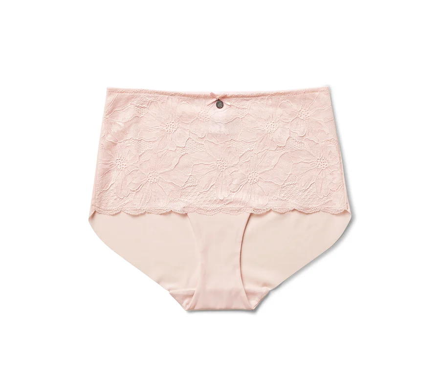 Culotte rose pâle avec de la dentelle florale sur le dessus.