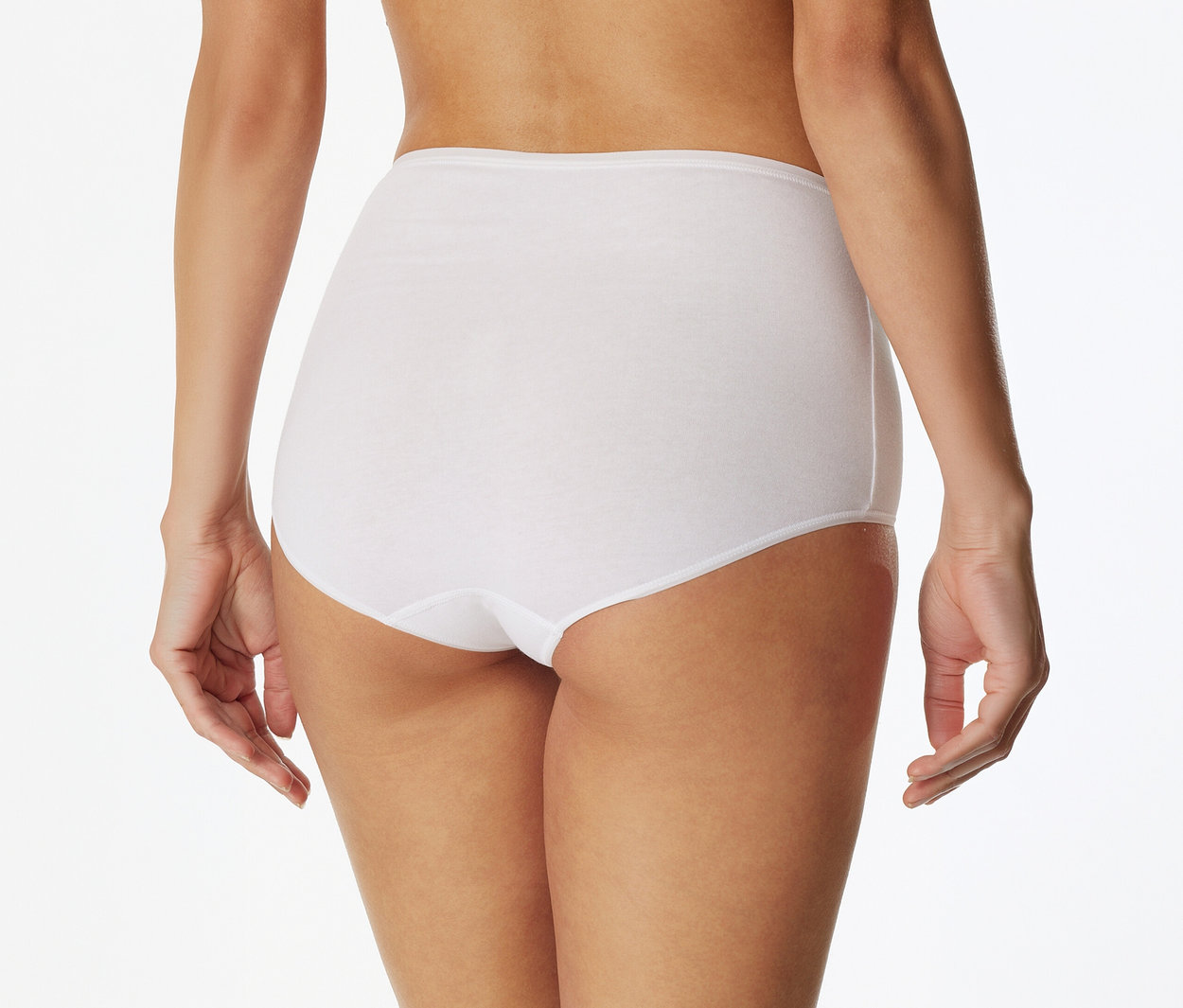 Vue de dos d'une personne portant une culotte blanche taille haute.
