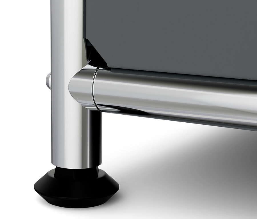 Gros plan sur le pied d'une commode étroite en métal gris « CN3 » avec plateau en bois.