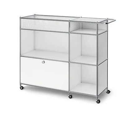 Meuble de rangement modulaire blanc sur roulettes avec cadre chromé, compartiments ouverts, un compartiment fermé avec poignée et un panneau métallique perforé en haut.